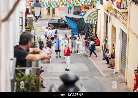 Alicante, Espagne-octobre 6, 2017 : la pelote valencienne traditionnelle match joué sur une rue de la vieille ville avec beaucoup d'attention de fans Banque D'Images