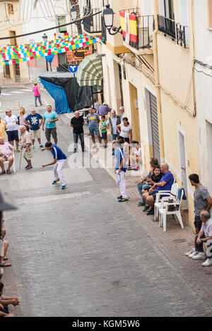 Alicante, Espagne-octobre 6, 2017 : la pelote valencienne traditionnelle match joué sur une rue de la vieille ville avec beaucoup d'attention de fans Banque D'Images