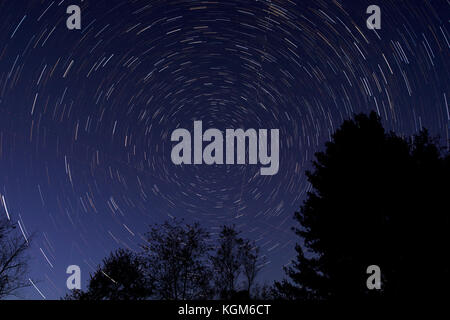 Le temps de traitement de nuit photo centrée sur l'étoile polaire (Polaris) montrant star trails et d'aéronefs les voies. Banque D'Images