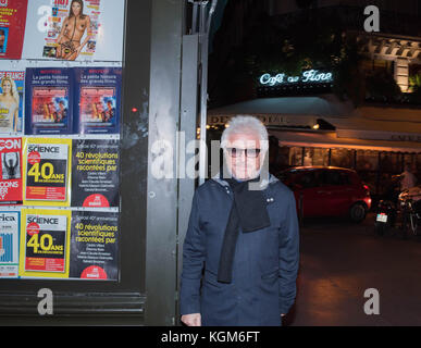 Saint-Germain-des-Prés à Paris- pose photo - Marc Cerrone, musicien, compositeur français, producteur et écrivain. Banque D'Images