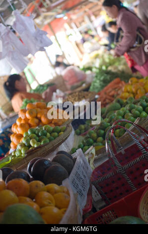 Les femmes vendent leurs produits frais au marché local à Bagan marché quotidien. Banque D'Images