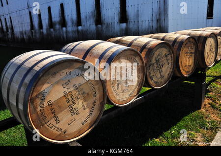 Rempli de barils de bourbon, prêt à être vieilli dans l'entrepôt à la Distillerie Willetts près de Bardstown, KY. Banque D'Images