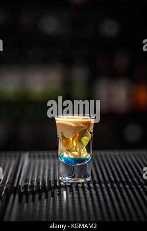 Cocktail du cerveau dans un verre sur un comptoir bar Banque D'Images