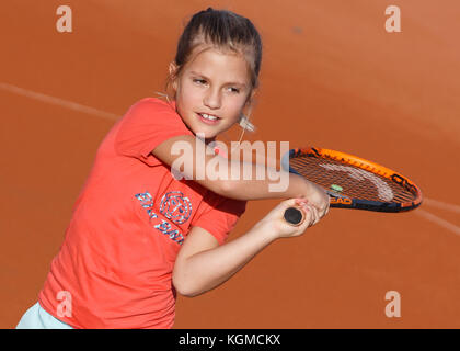 Jeune fille (8)0 jouer au tennis Banque D'Images