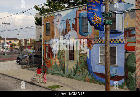 États-unis. pennsylvanie. Philadelphie. powelton village quartier. Mère et fille dans une rue. Banque D'Images