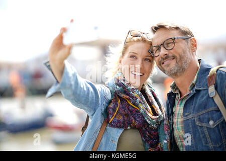 Couple de touristes en vacances en tenant avec smartphone photo selfies Banque D'Images