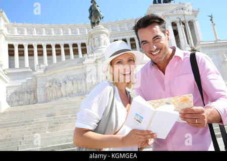 Couple reading map par le monument de Victor Emmanuel II Banque D'Images