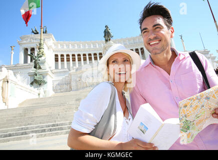 Couple reading map par le monument de Victor Emmanuel II Banque D'Images