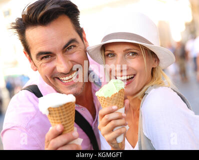 Cheerful couple à rome de manger des cornets de crème glacée Banque D'Images