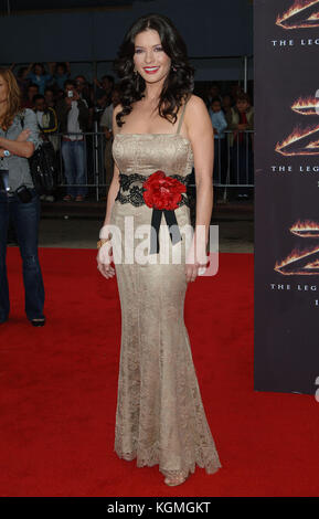 Catherine Zeta-jones arrivant à la légende de Zorro première à l'Orpheum Theatre dans le centre-ville de los angeles. catherine zeta jones  = 016 personnes, vertical, pleine longueur, USA, Californie, ville de Los Angeles, une personne, portrait, photographie, catherine zeta jones, arts, culture et divertissement, regardant la caméra, les cheveux ondulés Banque D'Images