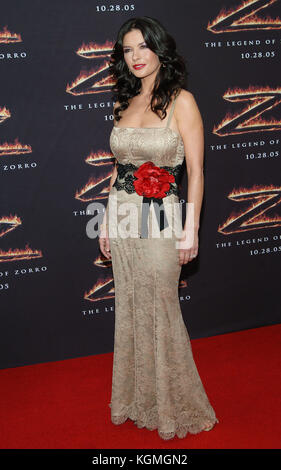 Catherine Zeta-jones arrivant à la légende de Zorro première à l'Orpheum Theatre dans le centre-ville de los angeles. catherine zeta jones  = 018 personnes, vertical, pleine longueur, USA, Californie, ville de Los Angeles, une personne, portrait, photographie, catherine zeta jones, arts, culture et divertissement, regardant la caméra, les cheveux ondulés Banque D'Images