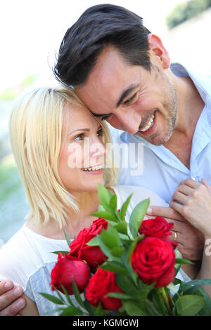 Man giving roses rouges pour femme Banque D'Images
