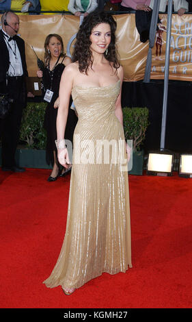 Catherine Zeta-Jones en arrivant à la 10e édition annuelle des Screen Actors Guild Awards 2004 ' Au Shrine Auditorium à Los angeles. Le 22 février 2004 catherine zeta jones  = 039 personnes, vertical, pleine longueur, USA, Californie, ville de Los Angeles, une personne, portrait, photographie, catherine zeta jones, arts, culture et divertissement, regardant la caméra, les cheveux ondulés Banque D'Images