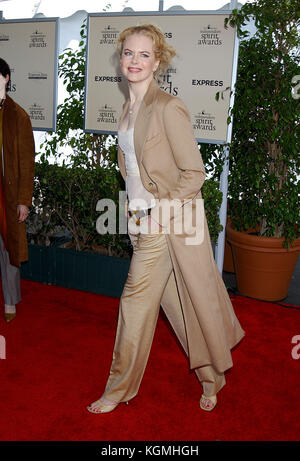 Nicole Kidman en arrivant à l'IFP/ouest 2002 Independent Spirit Awards sur la plage de Santa Monica, à los angeles. Le 23 mars 2002. Nicole Kidman 375  = fashion, pleine longueur, personnes, Nicole Kidman, actrice, vertical, USA, célébrités, looking at camera, arts, culture et divertissement, événement, présents, une seule femme, une personne, le portrait, la mode, l'artiste Banque D'Images