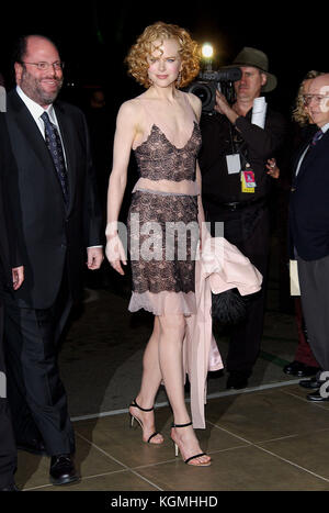 Nicole Kidman en arrivant à la 8e conférence annuelle Critics' Choice awards au Beverly Hills hotel à Los angeles. Le 17 janvier 2003. Nicole Kidman 379  = fashion, pleine longueur, personnes, Nicole Kidman, actrice, vertical, USA, célébrités, looking at camera, arts, culture et divertissement, événement, présents, une seule femme, une personne, le portrait, la mode, l'artiste Banque D'Images