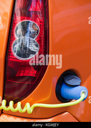 Voiture électrique connecté à un chargeur à l'aide d'un câble Banque D'Images