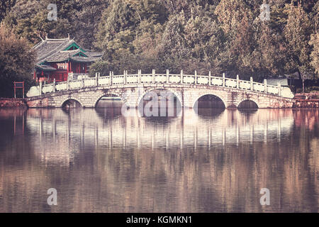 Retro photo aux tons d'suocui bridge par le dragon noir extérieure dans le jade spring park, Lijiang, Chine. Banque D'Images