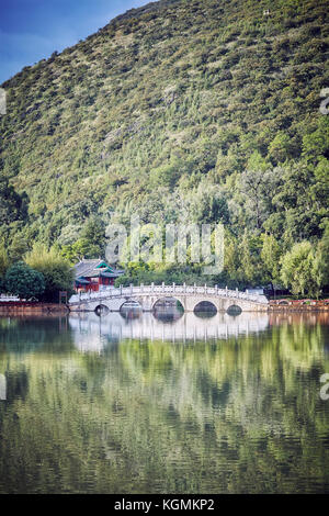 Suocui bridge par le dragon noir extérieure dans le jade spring park, tons de couleur photo, Lijiang, Chine. Banque D'Images