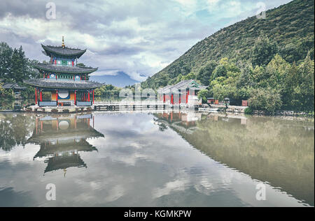 Jade spring park à Lijiang, retro photo aux tons de couleur, la Chine. Banque D'Images