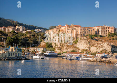 La ville de Tropea avec Harbour en Calabre, Italie Banque D'Images