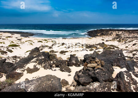 Plage de Malpais de la Corona. Caleta del Mojón Blanco. Dunes, plage de sable blanc, Orzola. Île de Lanzarote. Îles Canaries Espagne. Europe Banque D'Images