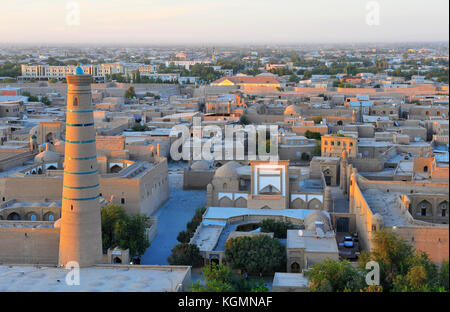 Khiva : skyline médiéval sur le coucher du soleil Banque D'Images