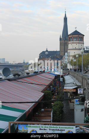 Promenade le long du Rhin Düsseldorf, Allemagne, 17 novembre 2011. Banque D'Images