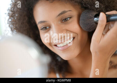 Belle femme de race mixte mettre du maquillage sur Banque D'Images