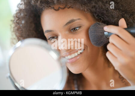 Belle femme de race mixte mettre du maquillage sur Banque D'Images