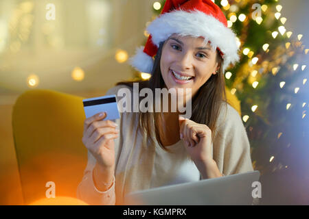 Woman with santa hat l'achat cadeau de noël sur internet Banque D'Images