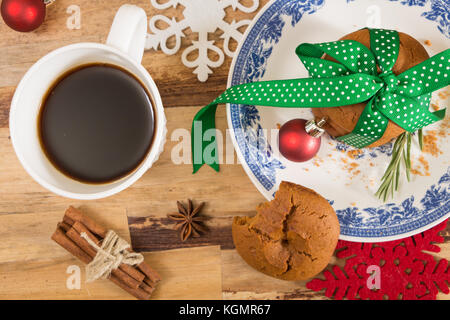 Les cookies liés avec ruban vert et décoration de Noël, sur la surface en bois. Banque D'Images