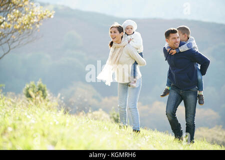 Happy Family walking in countryside sur week-end d'automne