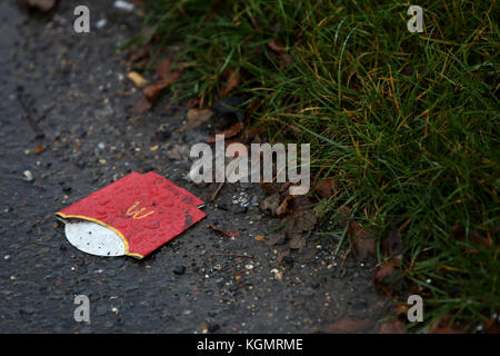 Les tasses de café vides jonchent les rues et sur la route au Royaume-Uni. Banque D'Images