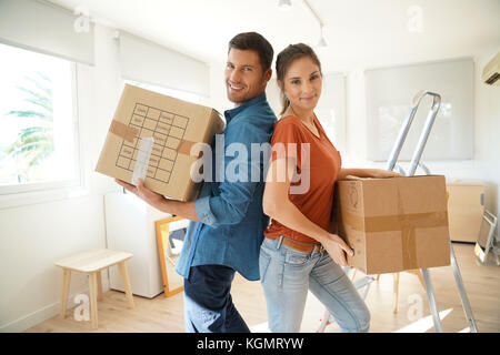 Couple holding cartons dans maison neuve Banque D'Images