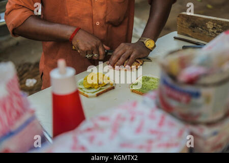 Faire un sandwich en food à Mumbai, Inde. Banque D'Images