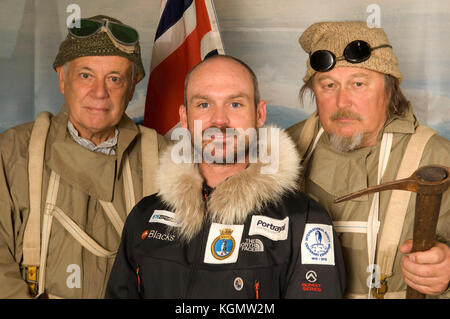 Chef de l'expédition de antony jinman (col de fourrure) avec l'explorateur polaire reenactors bob leedham (à gauche) et mick parker Banque D'Images