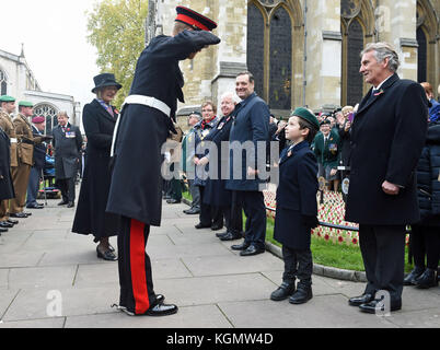 Le prince Harry salue un enfant au champ du souvenir de l'abbaye de Westminster où il honore les morts avant le jour de l'armistice. Banque D'Images