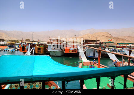 Vue depuis un bateaux amarrés dans le petit port en Oman, tiré de l'un des bateaux, les montagnes à l'arrière-plan Banque D'Images