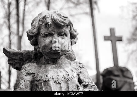 Statue du petit garçon angel au cimetière rasu à Vilnius, Lituanie. image en noir et blanc Banque D'Images