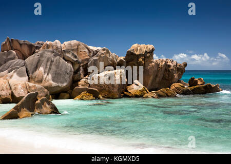 Les Seychelles, La Digue, Anse Cocos, plage, granit érodés rock formation in sea Banque D'Images