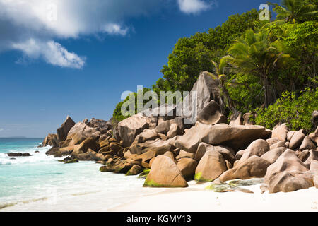 Les Seychelles, La Digue, Petit Anse, plage, granit érodés rock formation in sea Banque D'Images