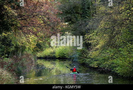 Un homme descend le canal de Basingstoke près de Dogmersfield dans le Hampshire. Banque D'Images