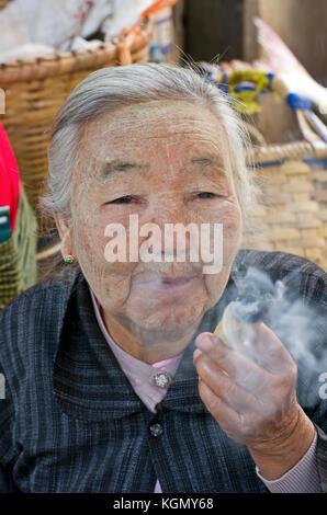 Personnes âgées femme birmane fumant un cigare à Bagan Myanmar Banque D'Images