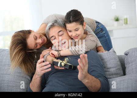 Femme avec fille célèbre la fête des pères Banque D'Images