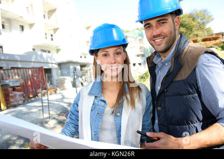 Architectes smiling standing on construction site Banque D'Images