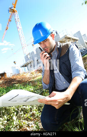 Directeur de la construction à l'aide de talkie-walkie sur place Banque D'Images