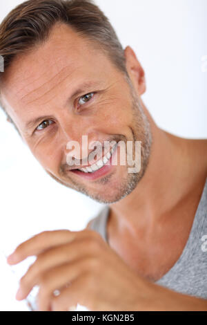 Portrait of handsome man holding glass of water Banque D'Images