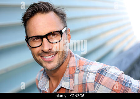 Cheerful attractive man avec des lunettes sur Banque D'Images