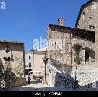 Santo Stefano di sessanio (l'Aquila), Italie - 25 août 2017 - dans la cour pittoresque village italien. Banque D'Images