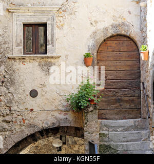 Santo Stefano di sessanio (l'Aquila), Italie - 25 août 2017 - dans la cour pittoresque village italien. Banque D'Images